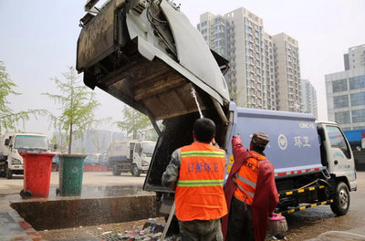 城市環衛與工程保障 壓縮式垃圾車、高空作業車與灑水車的協同作用